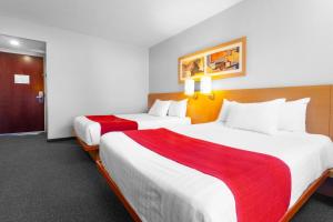 Postel nebo postele na pokoji v ubytování City Express by Marriott Celaya Parque