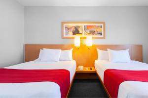 Postel nebo postele na pokoji v ubytování City Express by Marriott Celaya Parque
