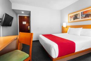 Postel nebo postele na pokoji v ubytování City Express by Marriott Celaya Parque