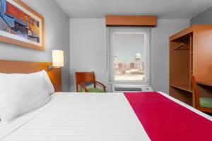 Postel nebo postele na pokoji v ubytování City Express by Marriott Celaya Parque