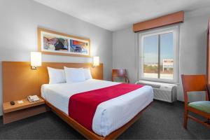 Postel nebo postele na pokoji v ubytování City Express by Marriott Celaya Parque