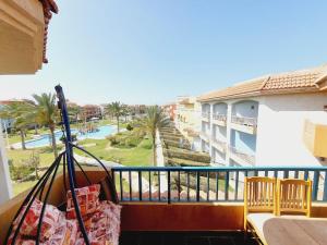 balcón con vistas a la piscina en Porto matrouh for family, en Marsa Matruh