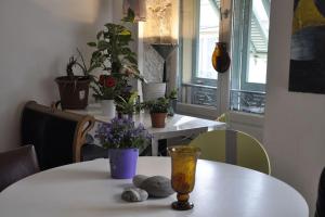 una mesa blanca con flores y plantas. en Nice - Stylish apartment downtown, en Niza
