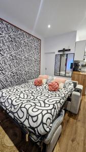 Un dormitorio con una cama grande y un sofá. en Le Charme Rosé, en Villejuif