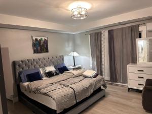1 dormitorio con 1 cama grande en una habitación en New built home, A/C, close to airport, en Dieppe