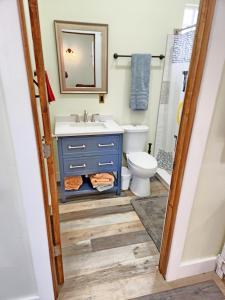 uma casa de banho com um lavatório e um WC em Orange Delite em Indianápolis