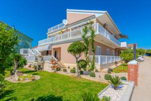 una vista exterior de una casa con patio en Apartments Anđelka en Bibinje