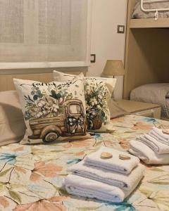Zimmer mit einem Bett und Handtüchern auf einem Tisch in der Unterkunft Holiday Rooms La Campagnetta in Alassio