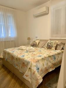 - une chambre avec un grand lit et une couverture dans l'établissement Holiday Rooms La Campagnetta, à Alassio