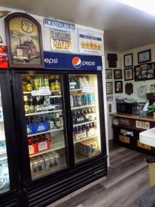 una tienda con una nevera llena de bebidas en Davis Motel, en North Lima