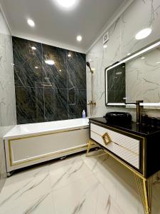 La salle de bains est pourvue d'une baignoire, de toilettes et d'un lavabo. dans l'établissement Отау сити, à Kamennaya Balka