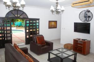 メルガルにあるVilla Ana María Melgarのソファ、テレビ、テーブルのあるリビングルーム