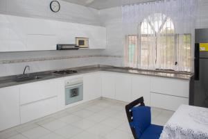 メルガルにあるVilla Ana María Melgarのシンクとコンロのある白いキッチン