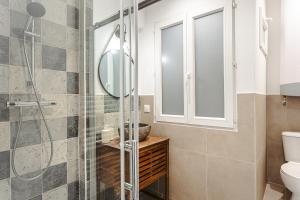 a bathroom with a glass shower and a toilet at Cosy appart proche du marché in La Rochelle