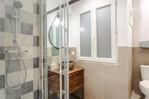 Un baño con ducha de cristal y un inodoro. en Cosy appart proche du marché, en La Rochelle