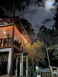 una casa con luces en el techo por la noche en Glamping Anturios, en Valle de Ángeles