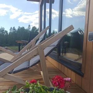 Uma varanda ou terraço em Zielone Wzgórze komfortowy klimatyzowany domek z balią z aeromasażem