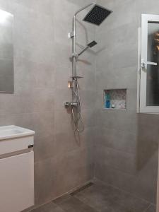 ein Bad mit einer Dusche, einem Waschbecken und einer Dusche in der Unterkunft Villa SAMO Rabat prived pool in Rabat