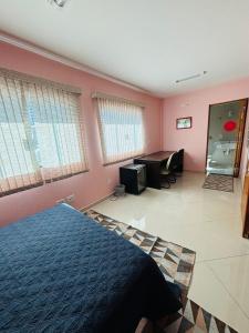 - une chambre avec un lit et un bureau dans l'établissement Casa perto Expo Center Norte e Anhembi 1km, à São Paulo