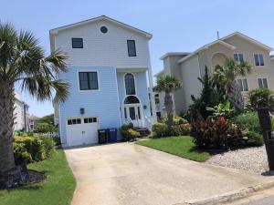 une maison blanche avec des palmiers et une allée dans l'établissement Surf's Up!, à Virginia Beach