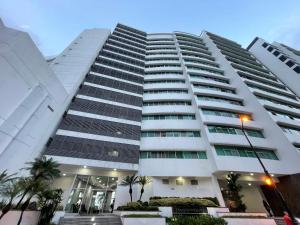 un gran edificio blanco con paneles solares en Suite frente al río en Puerto Santa Ana Riverfront, en Guayaquil