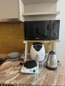 un bancone cucina con tostapane e forno a microonde di Tela สาทร ตากสิน a Godown