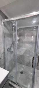 Bilik mandi di Home Close to Amenities and Airport. +6 gambar