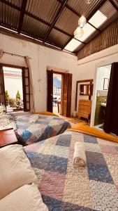 una grande camera da letto con un grande letto in una stanza di CASA DE LAS FLORES a Guatemala