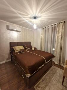 Apartmani Fantasia Cetinje في ستنيي: غرفة نوم بسرير كبير بسقف