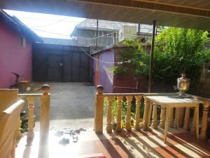 uma vista para uma varanda de uma casa em Tatil evi em Sheki