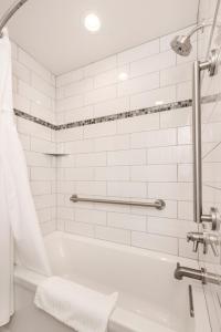 Eastsound的住宿－Rosario Village，白色的浴室设有浴缸和淋浴。