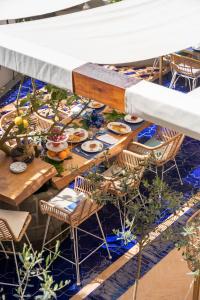 una vista aérea de una mesa y sillas con comida en Maison Fernanda, en SantʼAgata sui Due Golfi