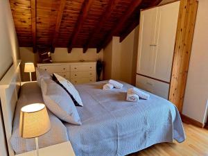 a bedroom with a bed with towels on it at Entre Potes y Picos in Turieno