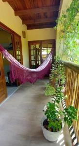 una veranda con amaca in una casa con piante di #residencialvillajeri - CASA térrea com VARANDA, máq de lavar, 300m da PRAIA a Jericoacoara