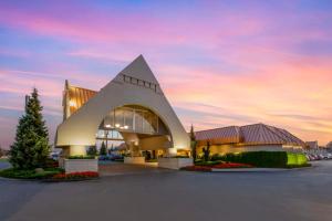 a building with a pyramid shaped building with a sunset at Best Western Plus Coeur d'Alene Inn in Coeur d'Alene