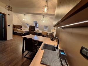 um quarto com uma cozinha com uma mesa e uma cama em Apartmani Fantasia Cetinje em Cetinje