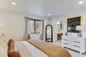 Mountain views and access! 4BR 3.5BA客房内的一张或多张床位