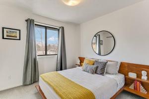 桑迪Mountain views and access! 4BR 3.5BA的一间卧室配有一张带镜子的床和窗户