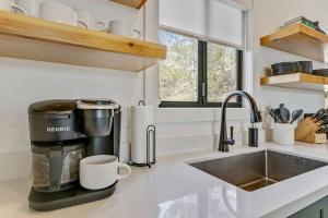 Mountain views and access! 4BR 3.5BA的厨房或小厨房