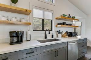 Mountain views and access! 4BR 3.5BA的厨房或小厨房