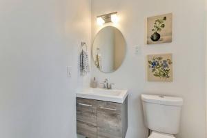 Mountain views and access! 4BR 3.5BA的一间浴室