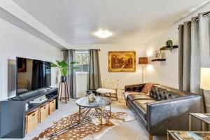 Mountain views and access! 4BR 3.5BA的电视和/或娱乐中心
