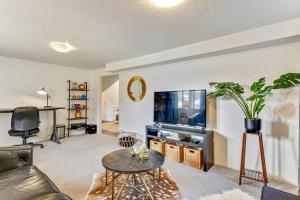 Mountain views and access! 4BR 3.5BA的电视和/或娱乐中心