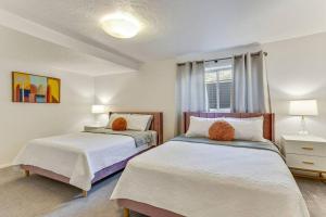 Mountain views and access! 4BR 3.5BA客房内的一张或多张床位