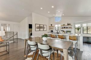 Mountain views and access! 4BR 3.5BA的厨房或小厨房