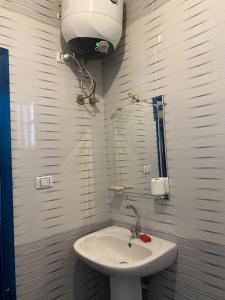 ein Bad mit einem Waschbecken und einem Spiegel in der Unterkunft Dahabiya Studio - Mashraba in Dahab