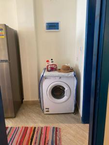 ダハブにあるDahabiya Studio - Mashrabaの小さな客室で、室内に洗濯機が備わります。