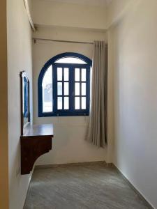 Habitación vacía con ventana y lavabo en Dahabiya Studio - Mashraba en Dahab
