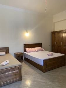 1 dormitorio con 2 camas y 2 mesitas de noche en Dahabiya Studio - Mashraba en Dahab