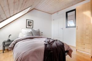 um quarto com uma cama grande num sótão em Leilighet i Nærbø sentrum em Nærbø